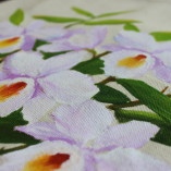Artnr.Tv-06-Textil vaska-Handpaint-vita-mindre-orchideri-kloster-Medium-closeup